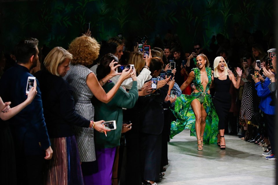 Jennifer Lopez, ikonik elbise, Versace, İtalya Moda Haftası, yeşil elbise