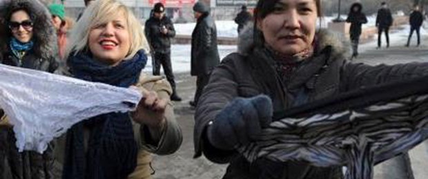 Kadınlardan iç çamaşırı protestosu