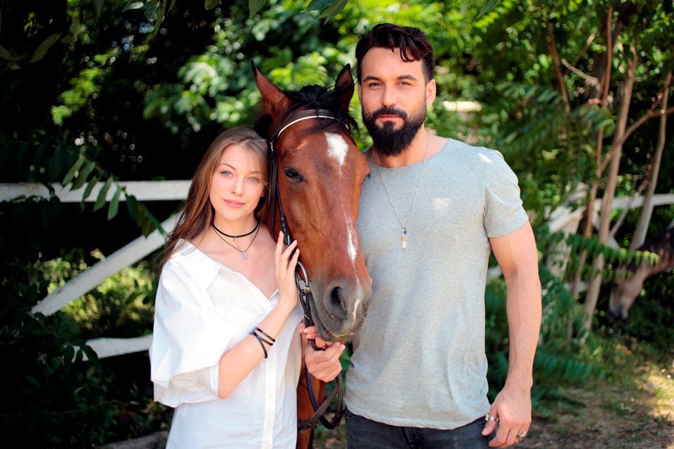 Yeni Dizi Kalbimin Sultani Nda 2 Mahmut A Hayat Veren Ali Ersan Duru Ile Anna Karakterini Canlandiran Rus Oyuncu Alexan Paylas Io Sosyal Yer Imleme Araci Haberlerin Ve Ilgincli Linklerin Paylasim Ortami