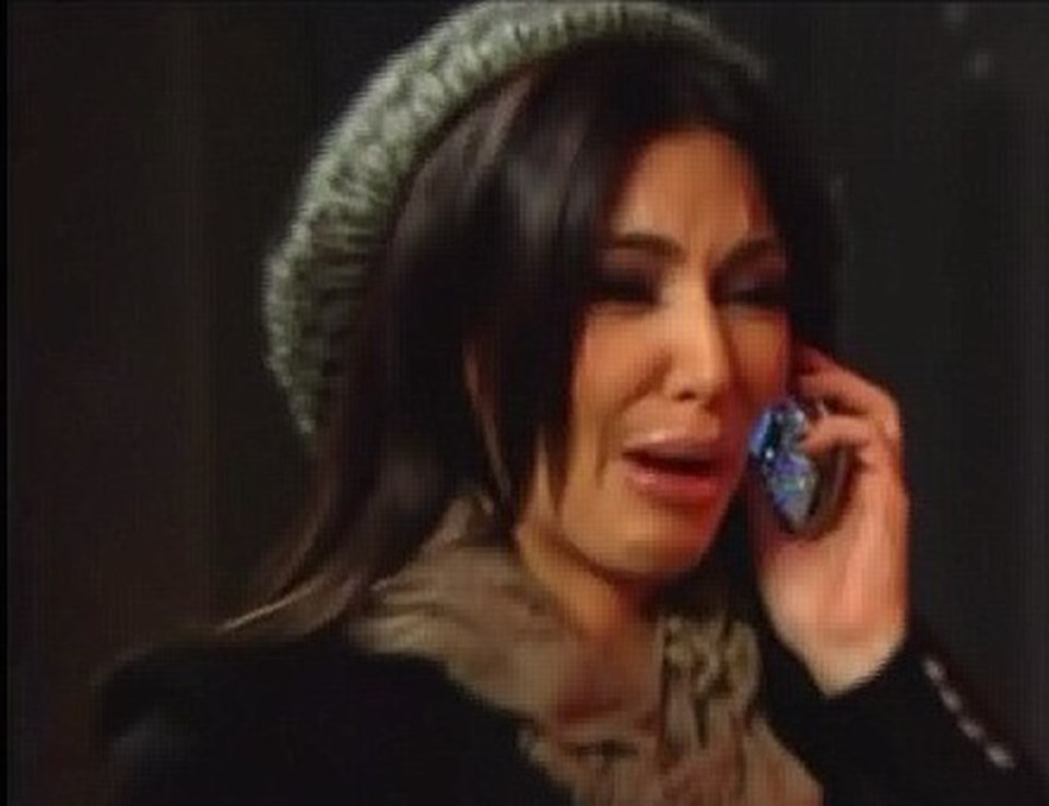 Kardashian ağlayarak yaşadıklarını anlatıyor.
