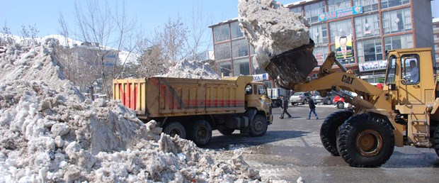 Karlar kamyonlarla taşınıyor