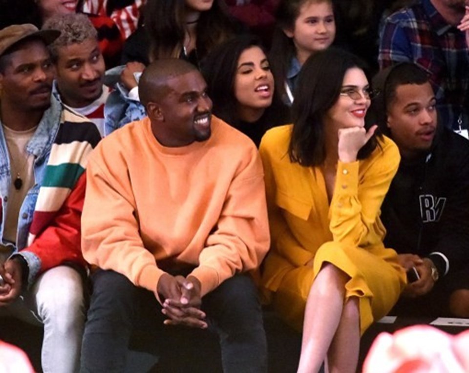 Kendall Jenner, ablası Kim Kardashian'ın eşi Kanye West ile defile izledi.