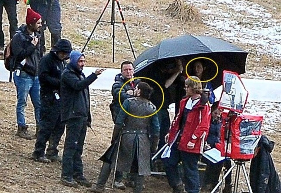 Dizinin yeni sezon çekimlerinin yapıldığı setinden sızan görüntülerde ünlü oyuncu Kit Harington ve Jon Snow'u dirilteceğine inanılan Lady Melisandre karakteri aynı karede görünmüştü.