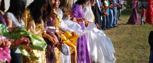 Köydeki kız kurtulmak için şehirliye evet diyor