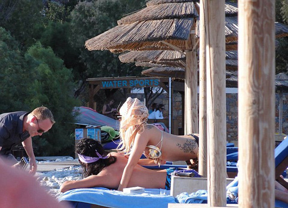 Gaga ile Carl güneşlenirken objektiflere böyle poz verdiler