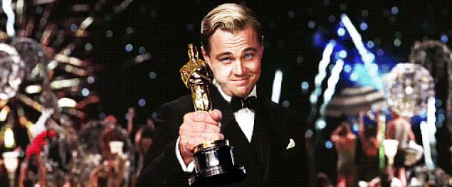 leonardo-dicaprio-hediye-oscar-heykelcigini-verdi,67TaLQvDG0Ke50wIdd_wVg.gif