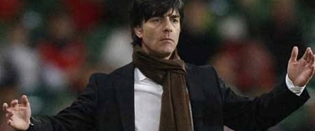 Löw: Eşcinsel değilim, eşime sorun