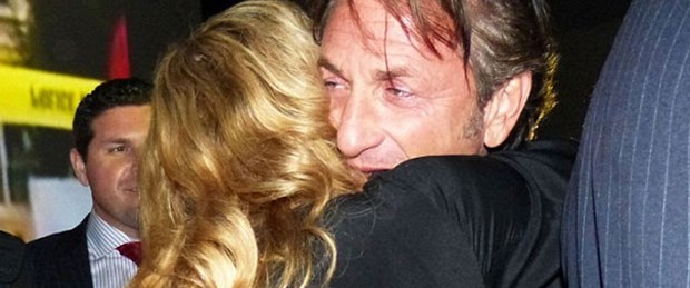 Madonna eski eşi Sean Penn'e sarıldı