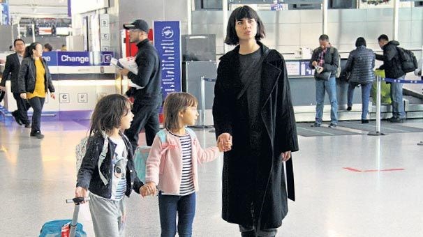 İKİZLERİYLE PARİS'E UÇTU