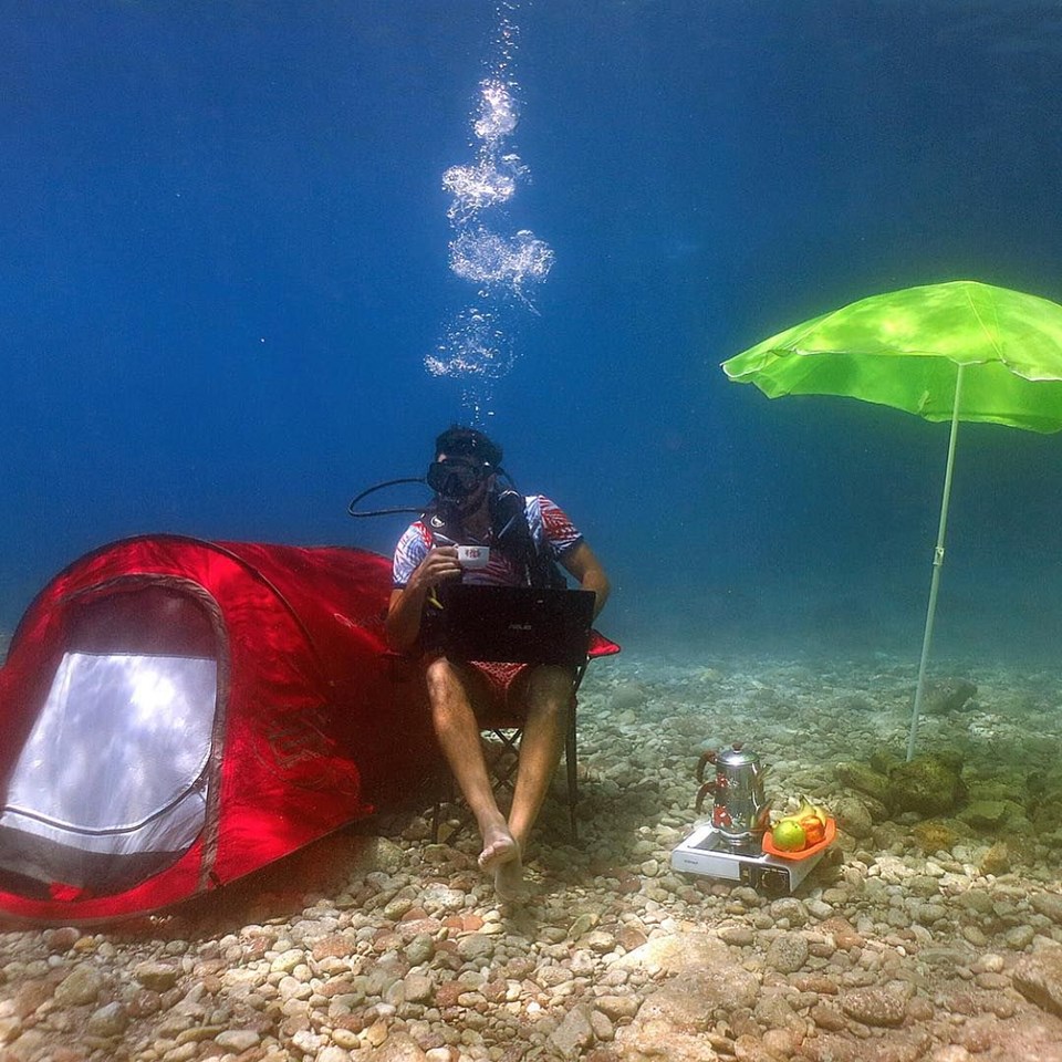 ÜNLÜ OYUNCUDAN DENİZ ALTINDA KAMP