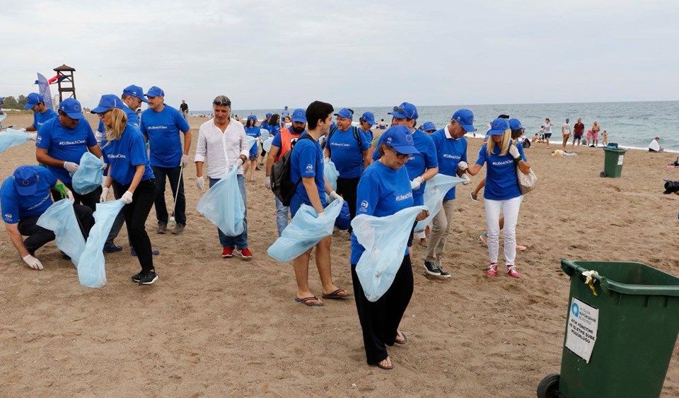 AB ELÇİLERİ VE ÜNLÜ OYUNCUDAN SAHİL TEMİZLİĞİ