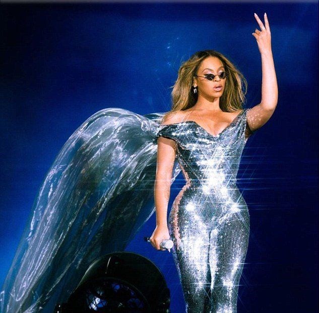 BEYONCE SAHNEDE DÜŞMEMEK İÇİN YARDIM ALDI