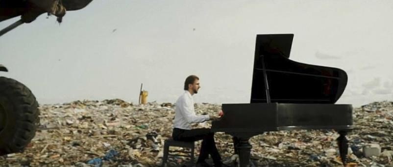 ÇÖP YIĞINLARI ÜZERİNDE 'DOĞA İÇİN' MÜZİK