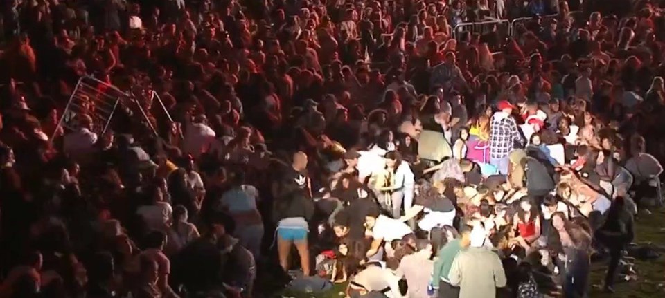 DÜNYACA ÜNLÜ FESTİVALDE SALDIRI SANIP BİRBİRLERİNİ EZDİLER