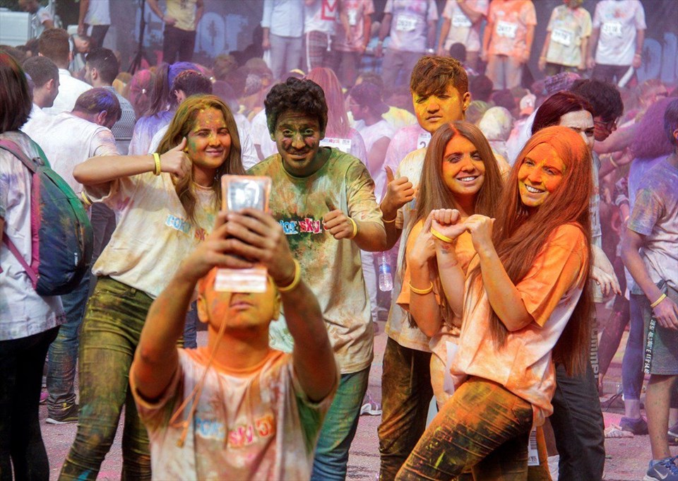 RENKLİ KOŞU FESTİVALİ COLOR SKY'DAN YANSIYAN KARELER