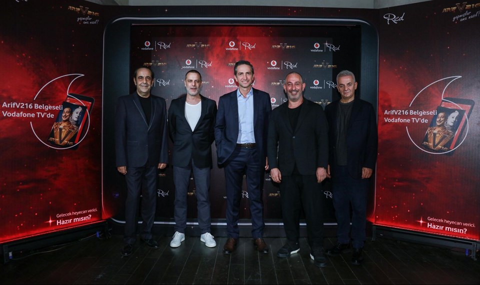 ÜNLÜLER ARİF V 216 BELGESELİNİN GALASINDA BULUŞTU