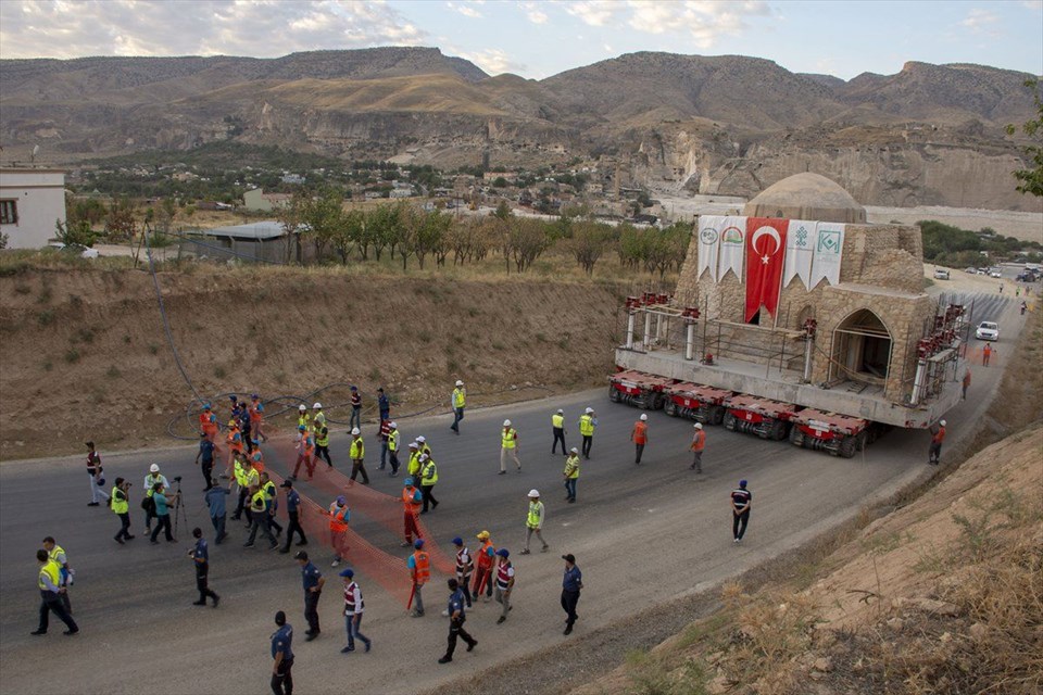 TARİHİ İMAM ABDULLAH ZAVİYESİ TAŞINDI