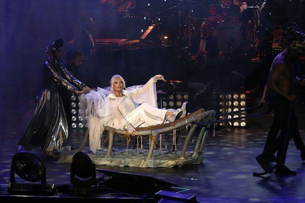 AJDA PEKKAN HARBİYE'Yİ SALLADI (GAME OF THRONES ESİNTİSİ)