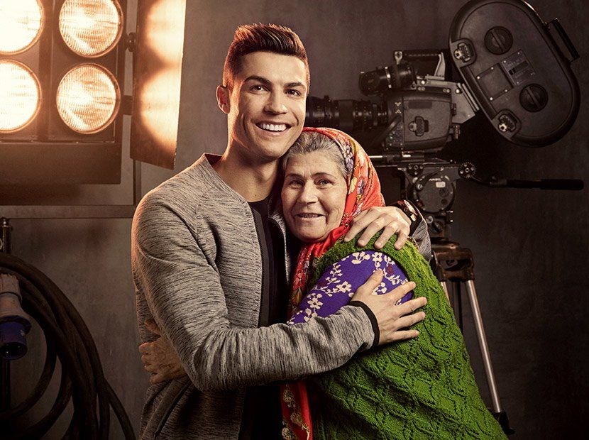 ÜMMİYE TEYZE VE EKİBİ AVRUPA YOLCUSU