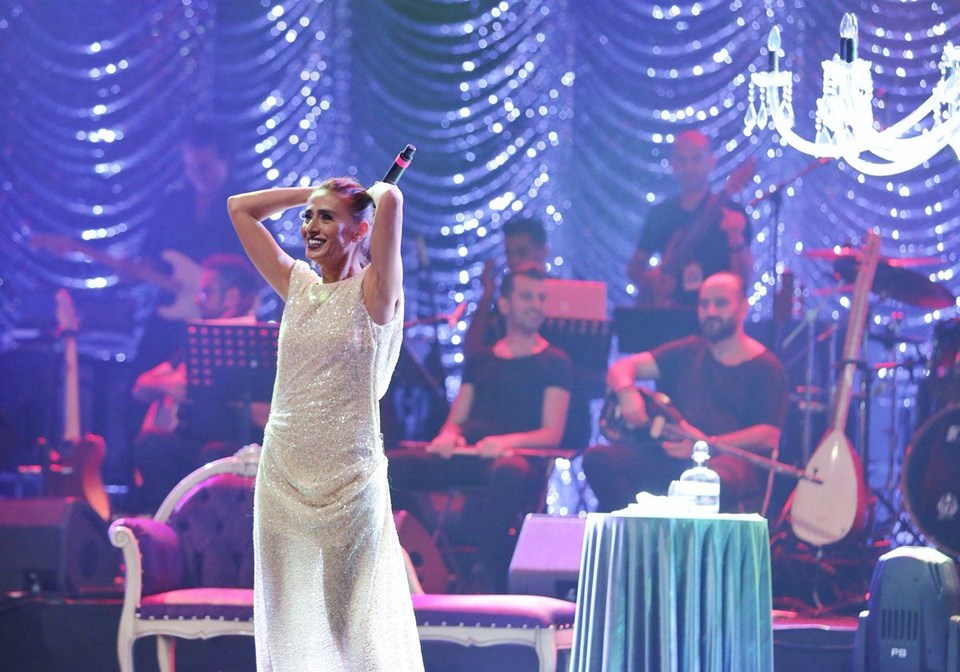 YILDIZ TİLBE VE SİBEL CAN YENİDEN HARBİYE'YE ÇIKIYOR