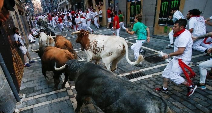 İSPANYA'DA BOĞA FESTİVALİ (KİMİ PROTESTO EDİYOR KİMİ KUTLUYOR)