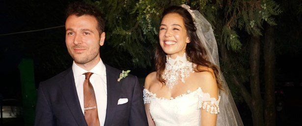 AZRA AKIN'A 30 BİN TL’LİK HEDİYE