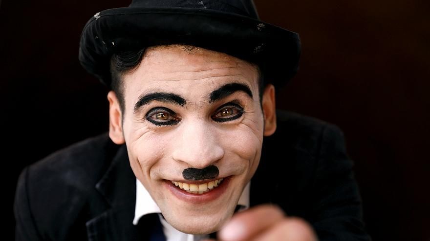 'AFGAN CHARLIE CHAPLIN' TEHDİTLERE RAĞMEN HALKI GÜLDÜRMEK İSTİYOR