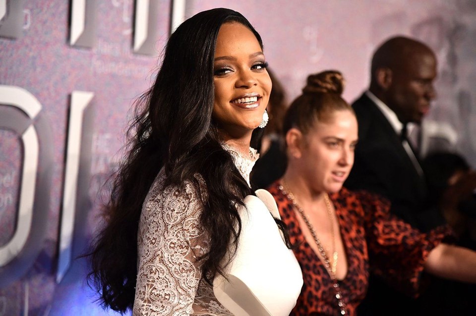 RIHANNA KANSER HASTASI ÇOCUKLARI UNUTMADI