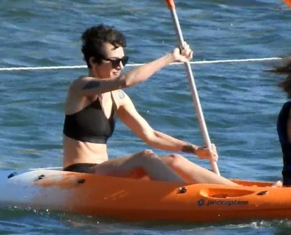 BİRCE AKALAY TATİLDE KÜREK ÇEKTİ