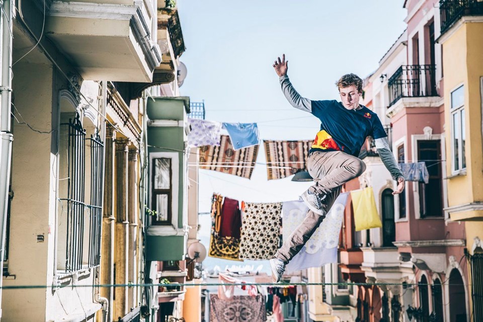 TARİHİ SEMTTE ÇAMAŞIR İPLERİ ARASINDA SIRADIŞI GÖSTERİ