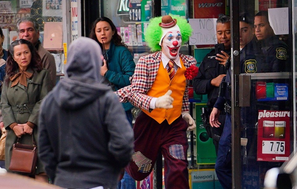 ÜNLÜ OYUNCU PALYAÇO KILIĞINDA SOKAKTA