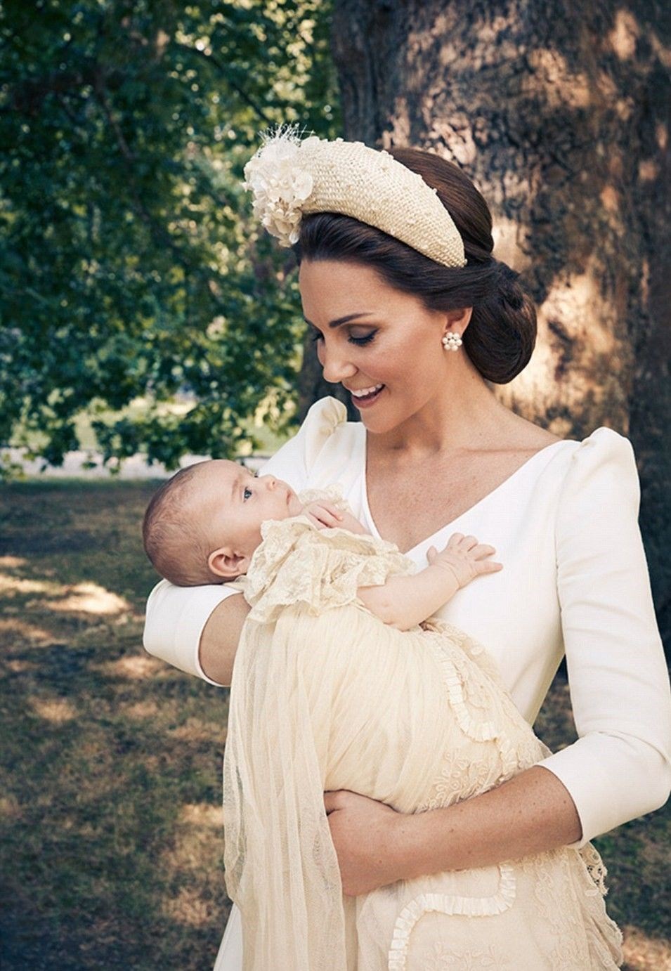 EN KÜÇÜK PRENSİN VAFTİZ TÖRENİNDEN AİLE FOTOĞRAFLARI YAYINLANDI