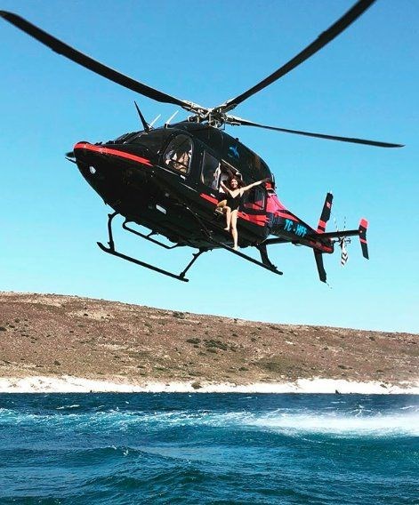 HELİKOPTERDEN DENİZE ATLADI