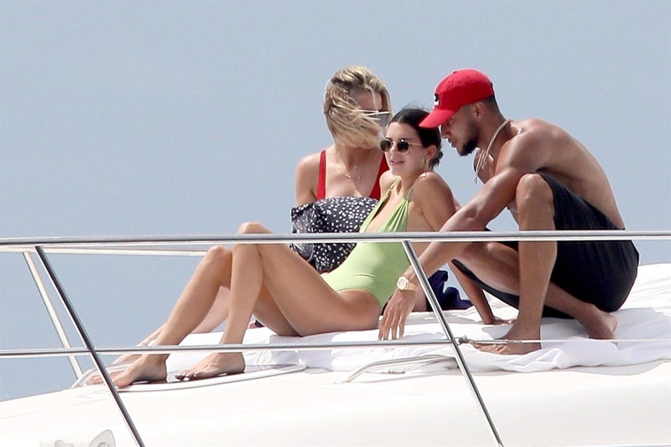 KENDALL JENNER VE KHLOE KARDASHIAN SEVGİLİLERİYLE TATİLDE