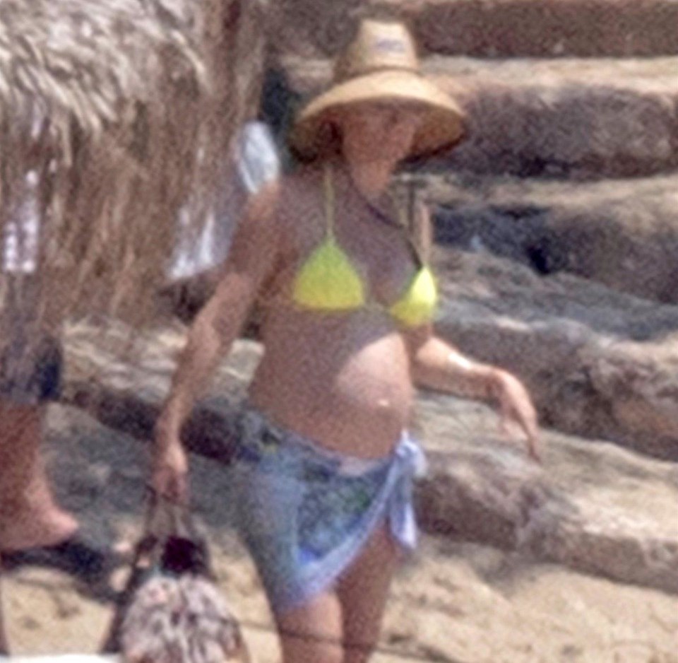 ÜNLÜ OYUNCU DOĞUMA YAKIN TATİLDE