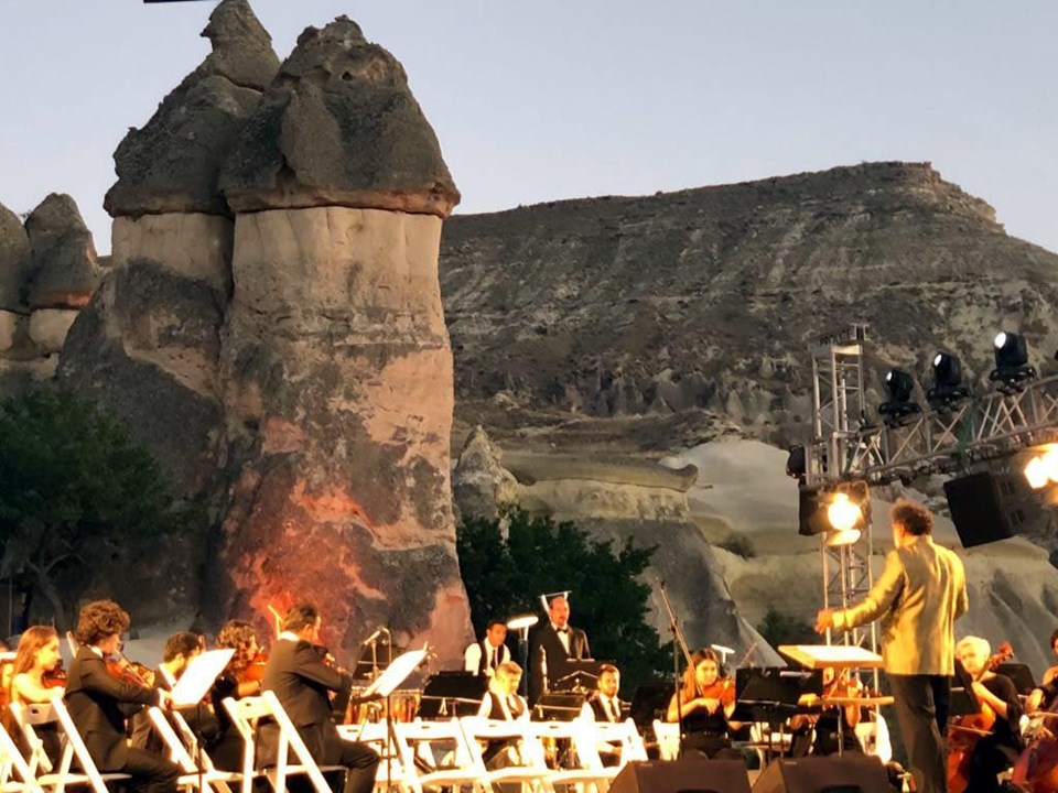 PERİBACALARININ GÖLGESİNDE SENFONİ