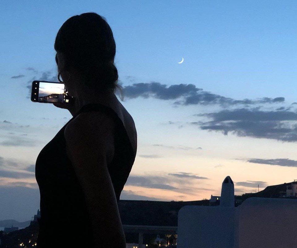 SERENAY SARIKAYA'DAN GÜN BATIMI POZU