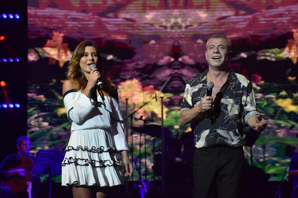 LEVENT YÜKSEL KONSERİNDE GÖKÇE BAHADIR SÜRPRİZİ