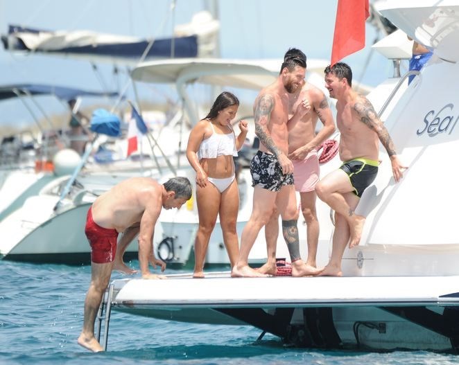 MESSİ DÜNYA KUPASI'NIN İZLERİNİ SİLMEYE ÇALIŞIYOR