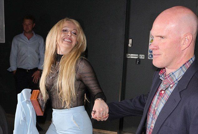 TIFFANY TRUMP AYAKTA DURMAKTA ZORLANDI