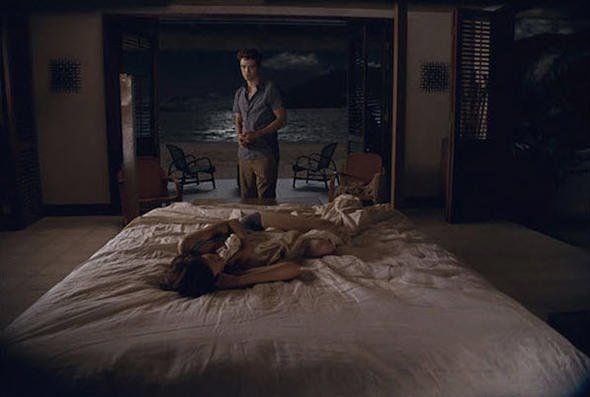 YATAKTAKİ BU SAHNE GERÇEK DEĞİL