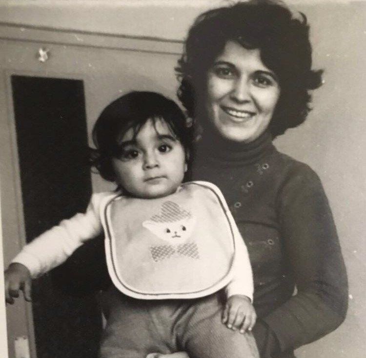 ÇUKUR OYUNCUSU ÇOCUKLUK FOTOĞRAFINI YAYINLADI