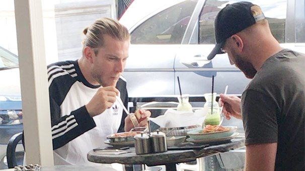LORIS KARIUS'UN MEMENLİ KAHVALTISI