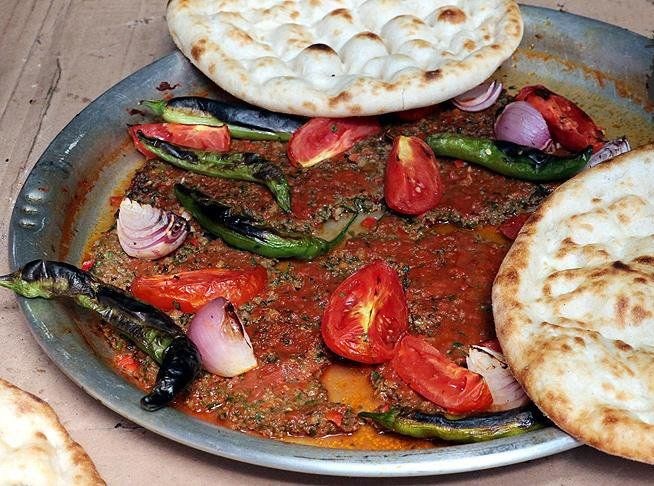 ZIRH VE ODUN ATEŞİNDEN ÇIKAN LEZZET: TEPSİ KEBABI