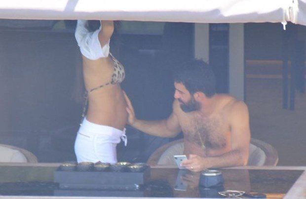 BEBEK GÖRÜNDÜ (ARDA TURAN İLE ASLIHAN DOĞAN TATİLDE)