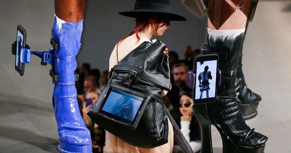 iPHONE X AKSESUAR OLDU (GALLIANO DEFİLESİ)