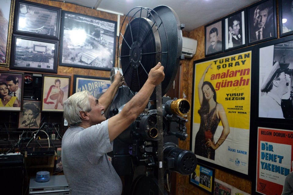 YEŞİLÇAM'I EVİNDE YAŞATIYOR