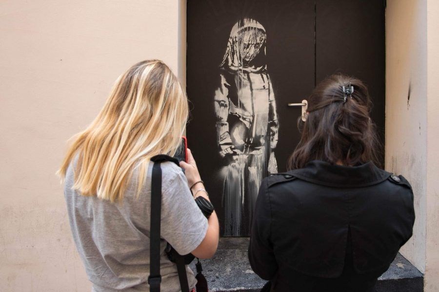 BANKSY İLK KEZ PARİS'TE (GÖÇMEN POLİTİKASINI ELEŞTİRDİ)