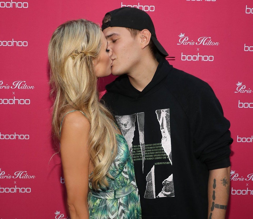 PARIS HILTON KIRMIZI HALIDA AŞKA GELDİ