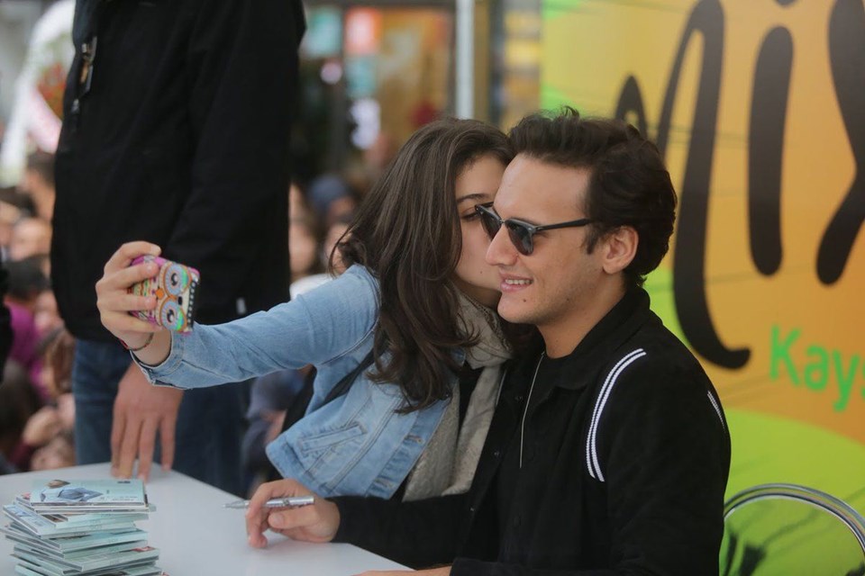 "SEVGİ BENİ DOYURMAZ"